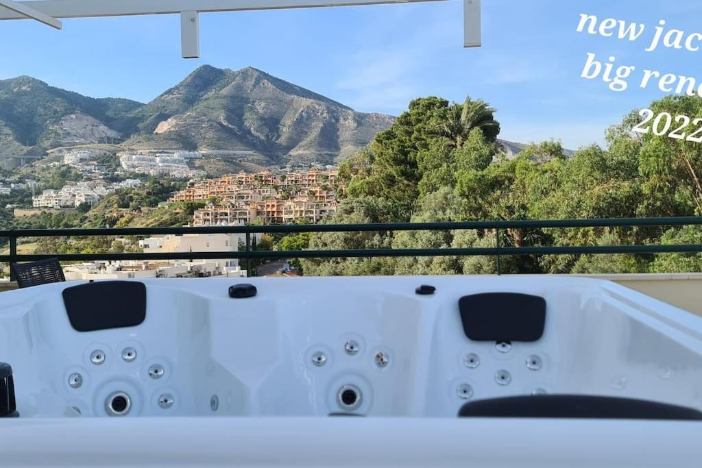Апартаменты Luxury Penthouse With Sea&Mountain Views & Hot Tub - Tranquility & Rest Бенальмадена Экстерьер фото